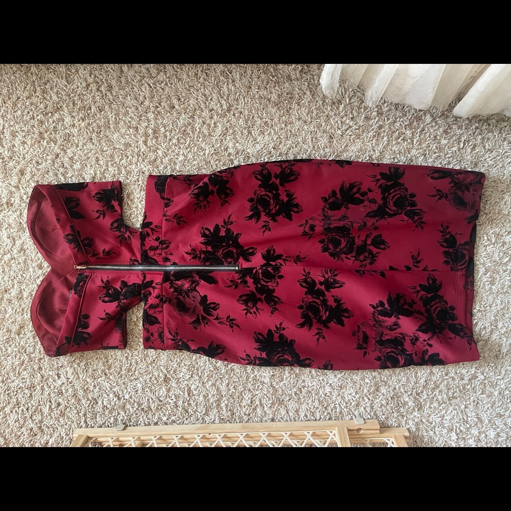 Small strapless cut out, Windsor dress. Red and floral pattern.